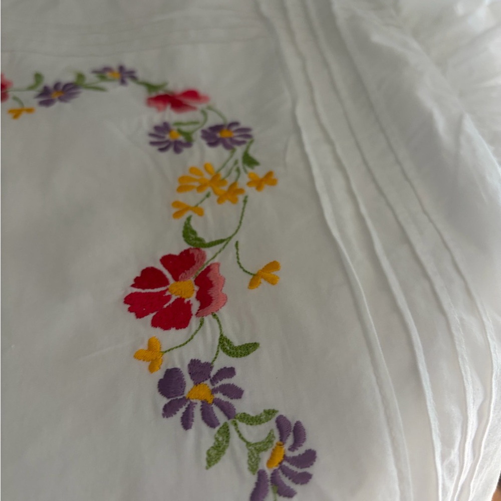 Vintage Tommy Hilfiger White Floral Embroidered Pillow shams - Picture 4 of 14